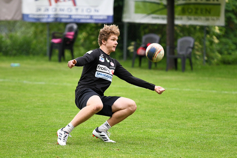 Abwehrspieler Philipp Einsiedler (Grieskirchen/Pötting) will auch nach dem Heimspiel gegen Kremsmünster an der Tabellenspitze stehen.