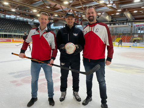 Neo-Teamchef Siegfried Simon (li.) und sein Co-Trainer Dietmar Weiß (re.) durften &#8222;Black Wings&#8220;-Headcoach Philipp Lukas über die Schulter blicken.