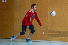 Freistadt-Abwehrspieler Michael Kreil und sein Team überwintern an der Tabellenspitze der Faustball Bundesliga. (Foto: Wolfgang Benedik)