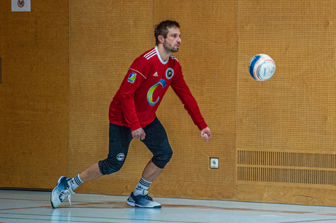 Freistadt-Abwehrspieler Michael Kreil und sein Team überwintern an der Tabellenspitze der Faustball Bundesliga. (Foto: Wolfgang Benedik)