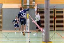 Urfahr-Angreifer Bruno Arnold (li.) und Enns-Schläger Gustav Gürtler duellieren sich mit ihren Teams um den Einzug ins Final3. (Foto: ÖFBB/Erwin Pils)