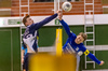 Beim Linzer Derby lieferten sich Urfahr-Angreifer Bruno Arnold (li.) und Froschberg-Kapitän Valentin Weber packende Duelle an der Leine. (Foto: ÖFBB/Erwin Pils)