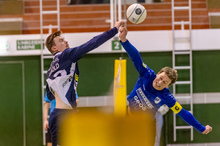 Beim Linzer Derby lieferten sich Urfahr-Angreifer Bruno Arnold (li.) und Froschberg-Kapitän Valentin Weber packende Duelle an der Leine. (Foto: ÖFBB/Erwin Pils)