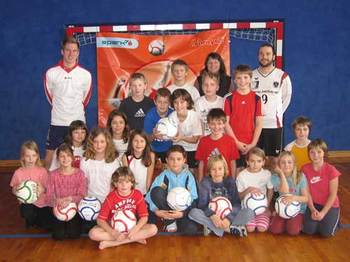 40 Mädchen und Burschen der VS Ottensheim bekamen hohen Faustballbesuch!