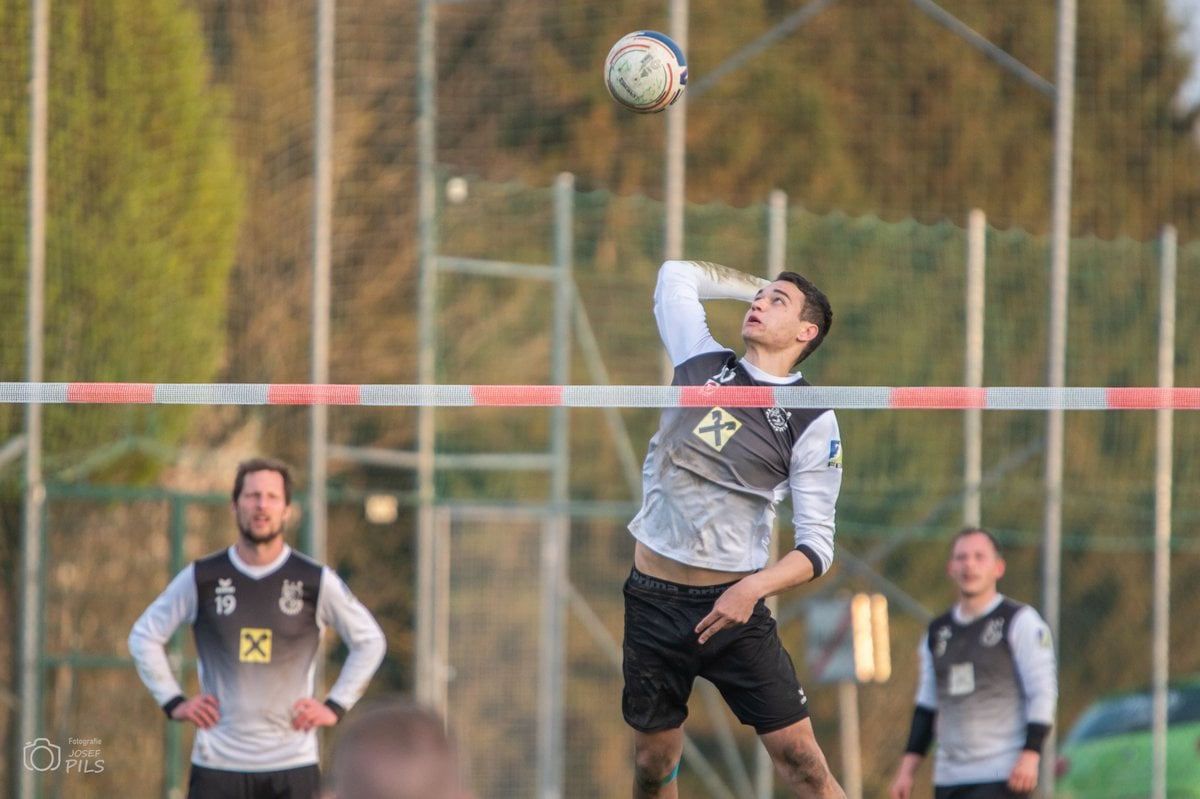 Auch eine starke Leistung von Angreifer Daniel Kraus reichte nicht zum ersten Punktgewinn für den TuS Kremsmünster. (Foto: Josef Pils)